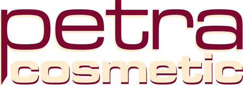 Petra Cosmetic Eine jüngere und ältere Frau sitzen nebeneinander und lächeln in die Kamera